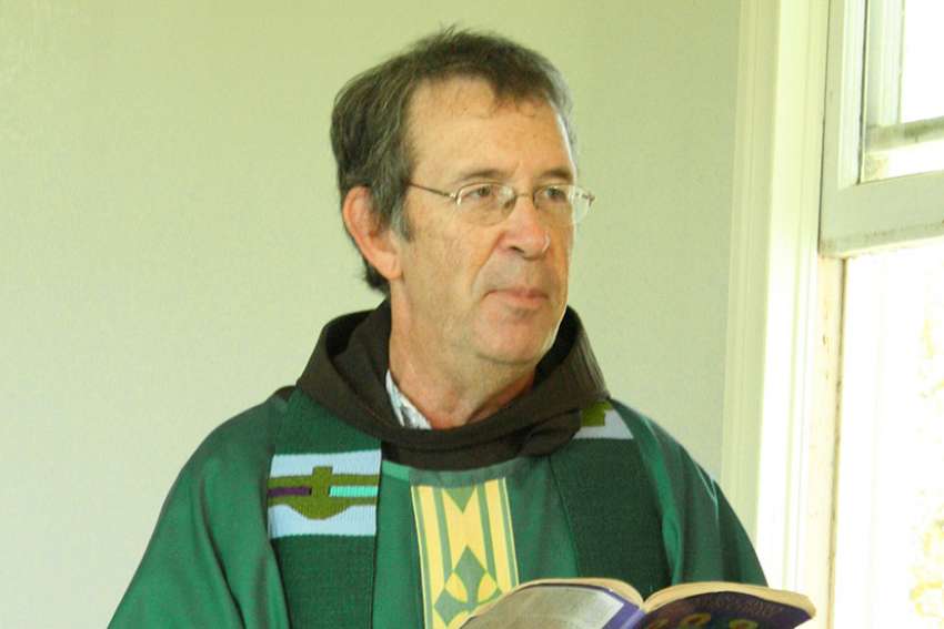 Priest recovers from assault, asks for prayers for robber who harmed him