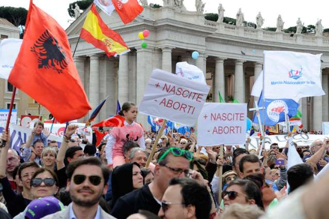 Cardinal: Officials who support abortion should not receive Communion