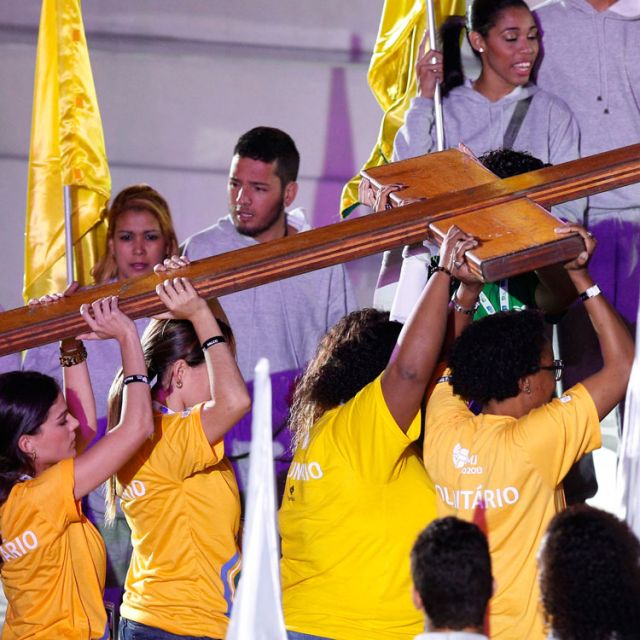 400,000 brave wind, rain for WYD opening Mass on Copacabana beach 
