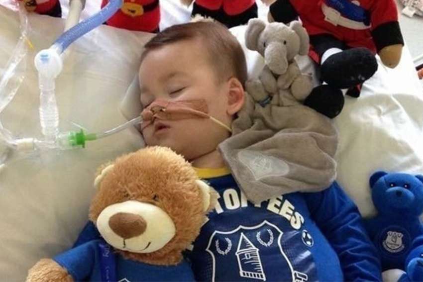 Pope prays for parents, toddler who risks losing life-support