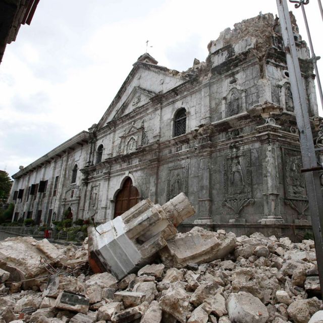 Church leaders assess damage after strong quake in central Philippines 