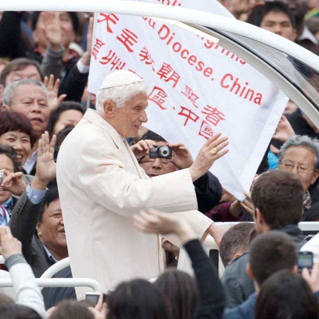 Encounter the risen Lord in the Scriptures, Eucharist, Pope says 