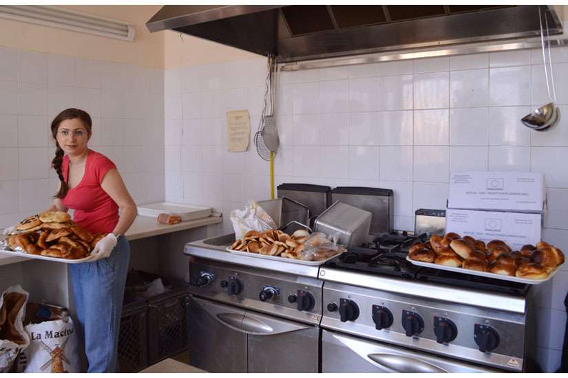 Italians help flood of refugees in Francis’ vision of ‘a Church for the poor’