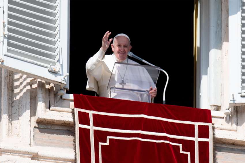 Fight temptation with faith, prayer, penance, Pope Francis says at Angelus