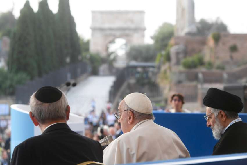 Cries for peace can't be ignored, Pope Francis says at interreligious meeting