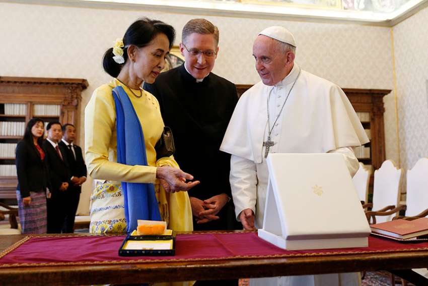 Pope Francis meets Myanmar leader, launch diplomatic relations