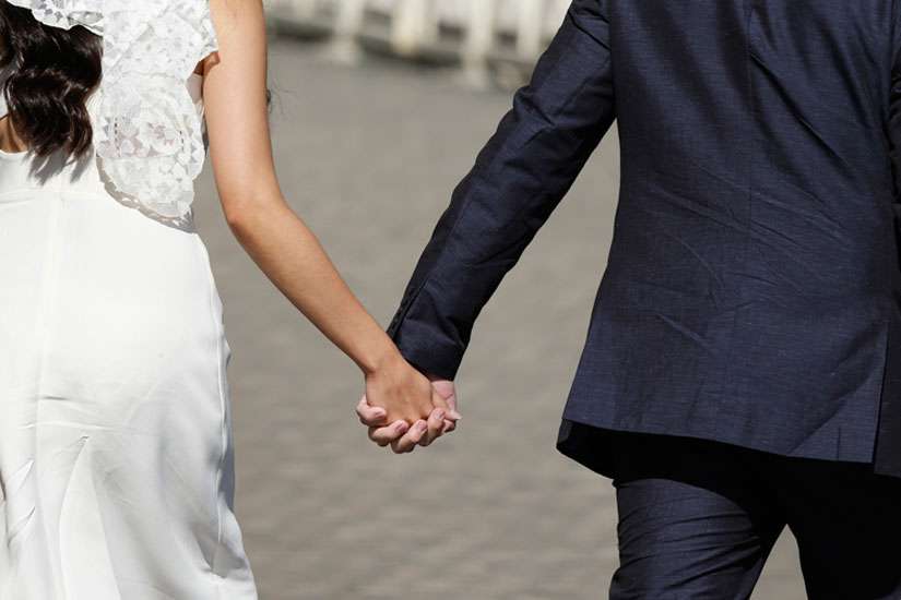Irish bishop seeks to discuss ordaining of married men