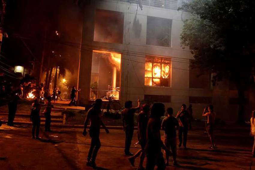 Paraguay's bishops call for peace after riots, fire at Congress building