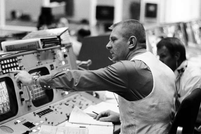 'We need a habitat on the moon,' says former NASA flight director
