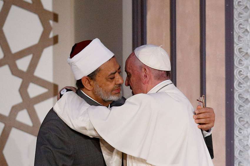 Unmask violence posing as holy, Pope tells religious leaders in Egypt