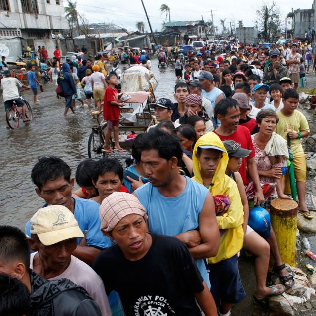 Canadians join rush to aid devastated Philippines