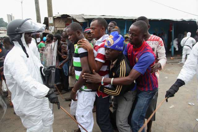 Send prayers, aid to those hit by Ebola, Pope Francis says