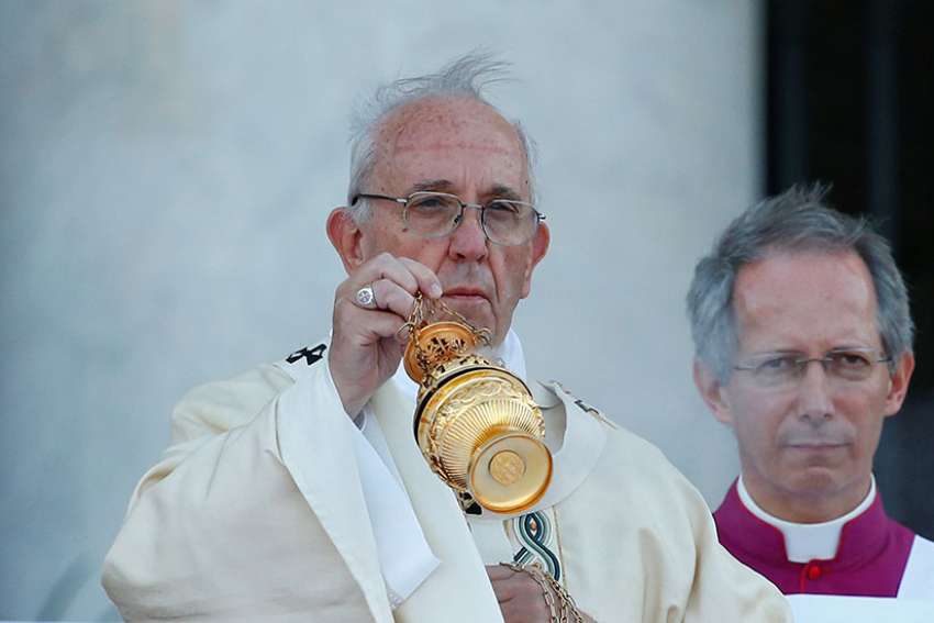 Eucharist is reminder of God's love, call to unity, Pope says
