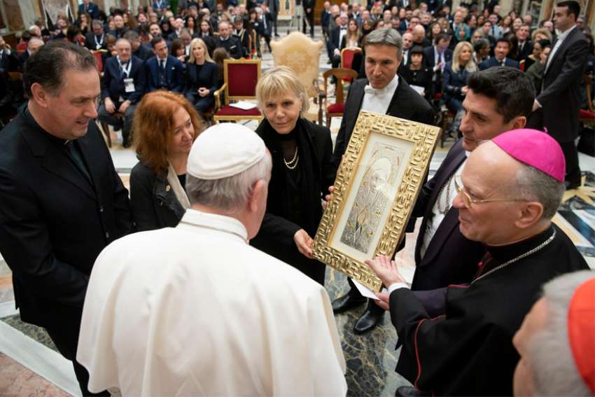 People's hearts yearn for God, not possessions, Pope Francis says