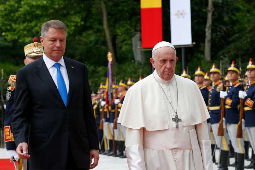 Pope Francis urges Romanian leaders to care for country's poor