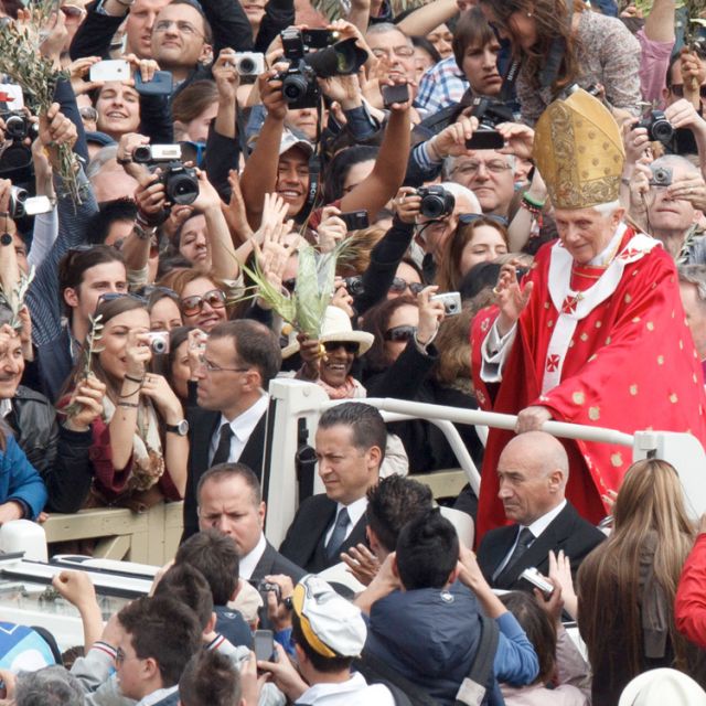 Response to Christ's sacrifice must be gift of time, prayer, pope says 