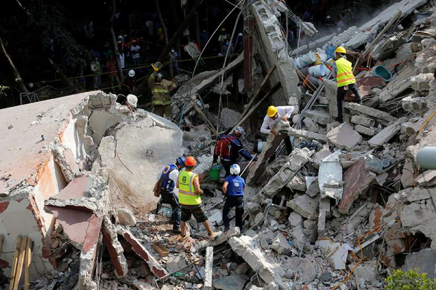 Pope prays for victims of Mexico quake