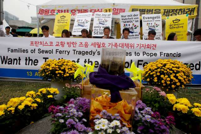 Families of Korean ferry accident appeal to Pope for justice