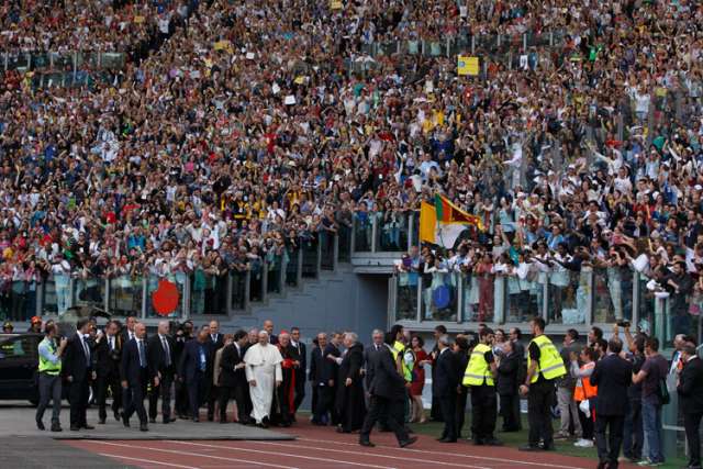 Pope, at charismatic rally in stadium, invites them to Vatican in 2017