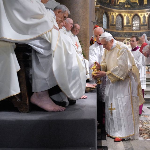 Pope Francis says good priests bring joy, comfort to those in need 