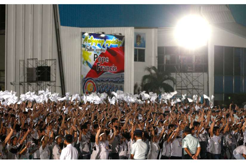 Exuberant crowds greet Pope in unofficial welcome to Philippines
