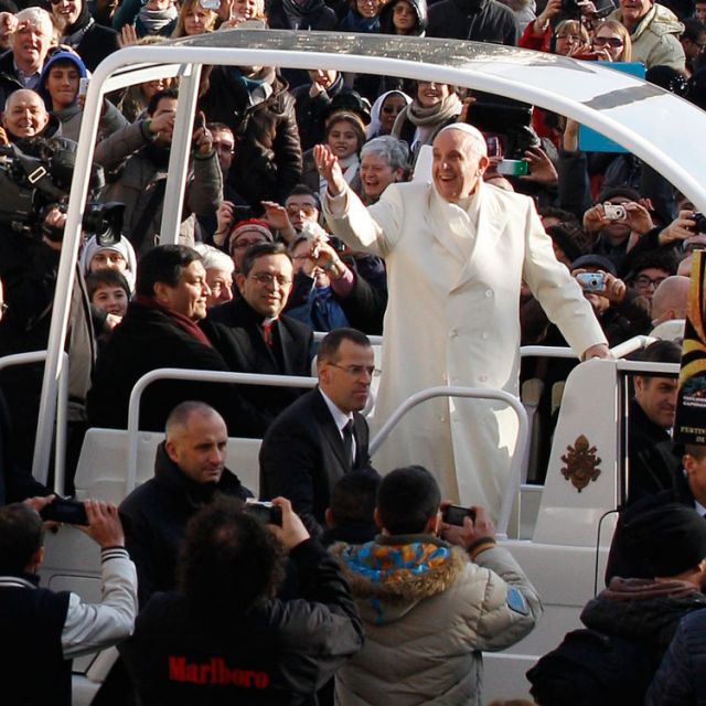 Baptism gives strength to forgive enemies, love poor, Pope says 