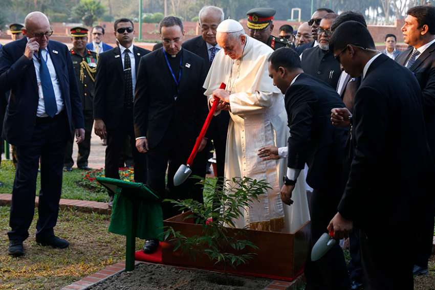 Pope arrives in Bangladesh, praises country's welcome of Rohingya