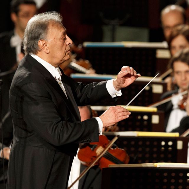 Zubin Mehta conducts for the pope