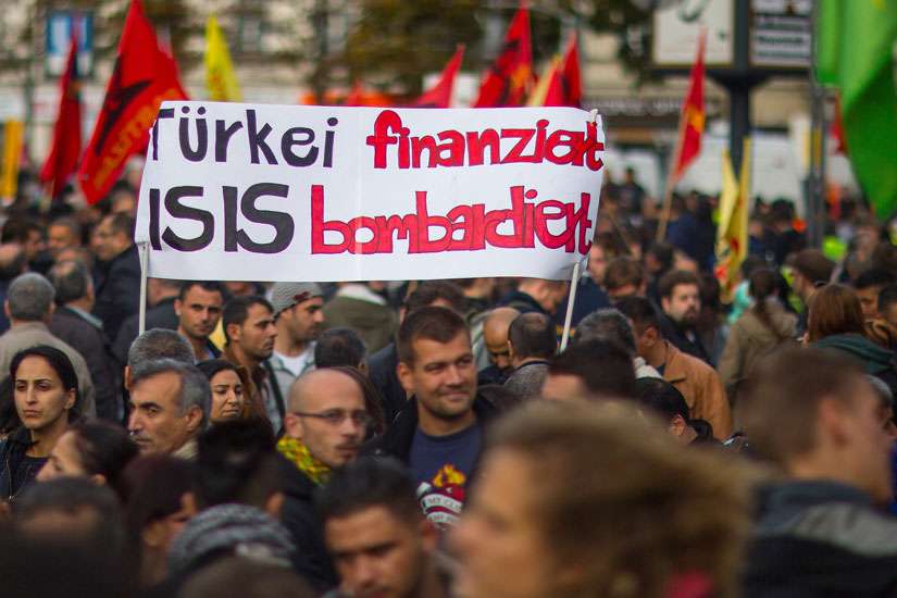 Pope says all religious leaders must condemn Islamic State