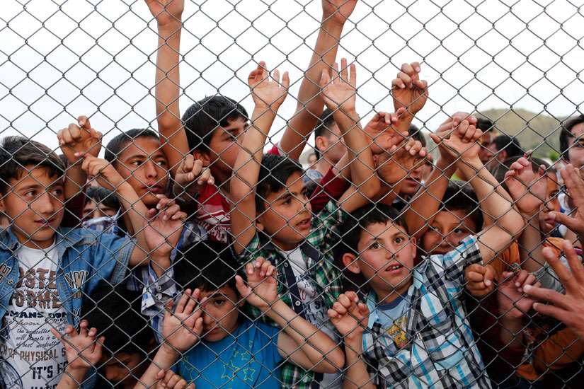 Do not give in to fear in helping migrants, Pope tells diplomats