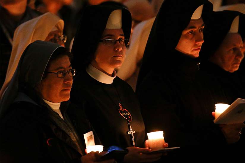 Don't let your screens come before God, encounter, Pope says