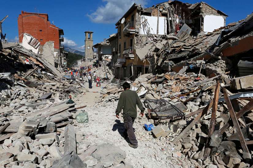 Pope leads 11,000 pilgrims in praying rosary for Italy's earthquake victims