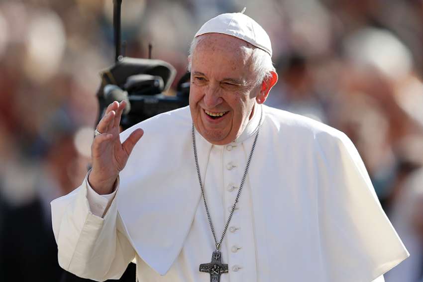 Call out injustice, put people first, Pope tells journalism students