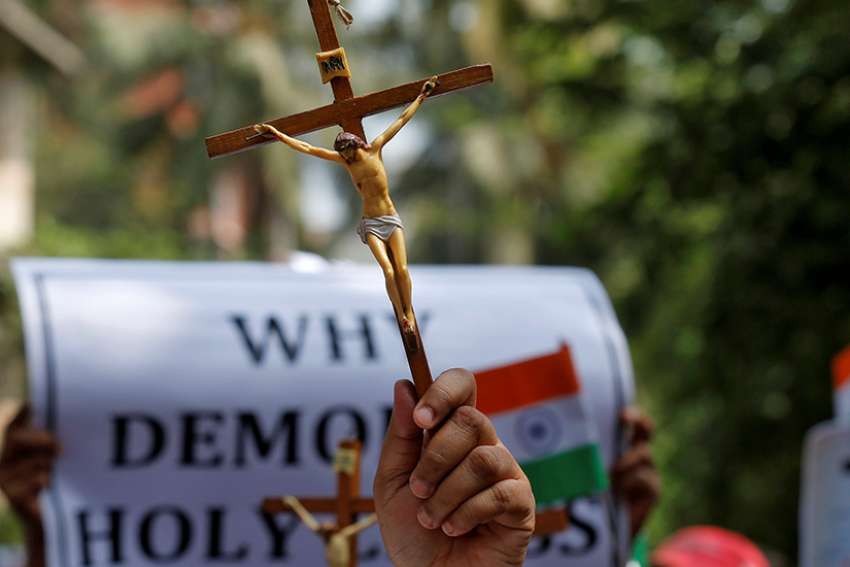 Pope praises 'beautiful, complex' diversity of Catholic Churches in India