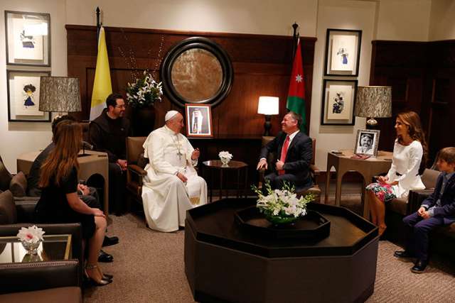 At Amman Mass, Pope calls on Christians to promote peace