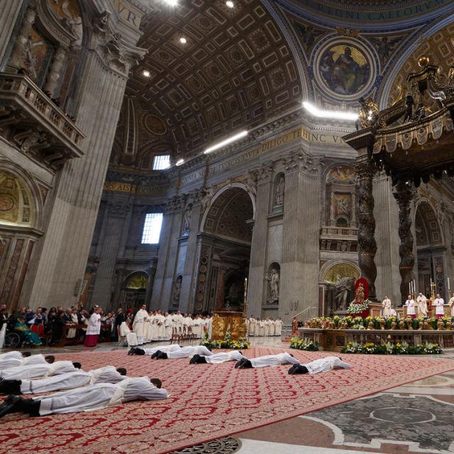 Pope ordains new priests, talks about learning to hear Jesus' voice 