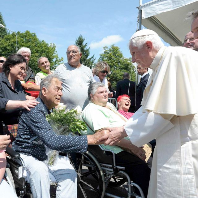 Pope tells homeless, jobless quake victims to put trust in God 