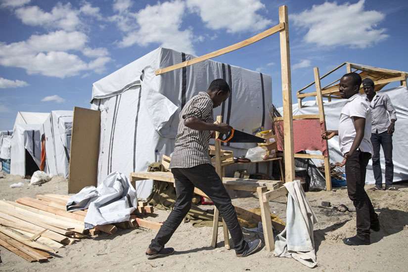 French, British bishops urge solution to migrant crisis in channel port