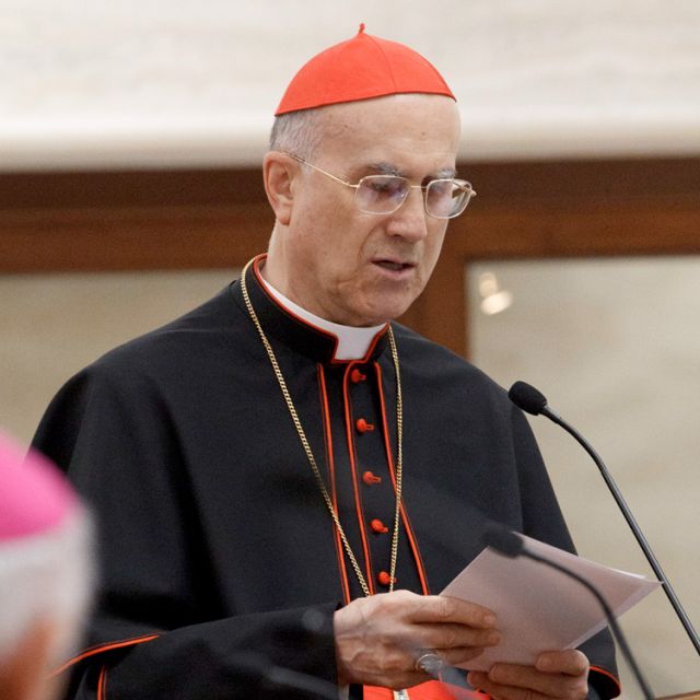 Pope defends Cardinal Bertone 