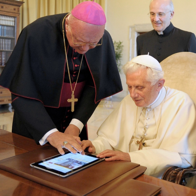 Pope launches Vatican web portal, tweets the news 