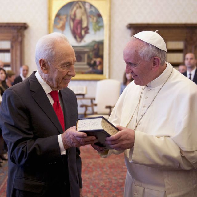 Israeli president invites pope to visit Jerusalem 