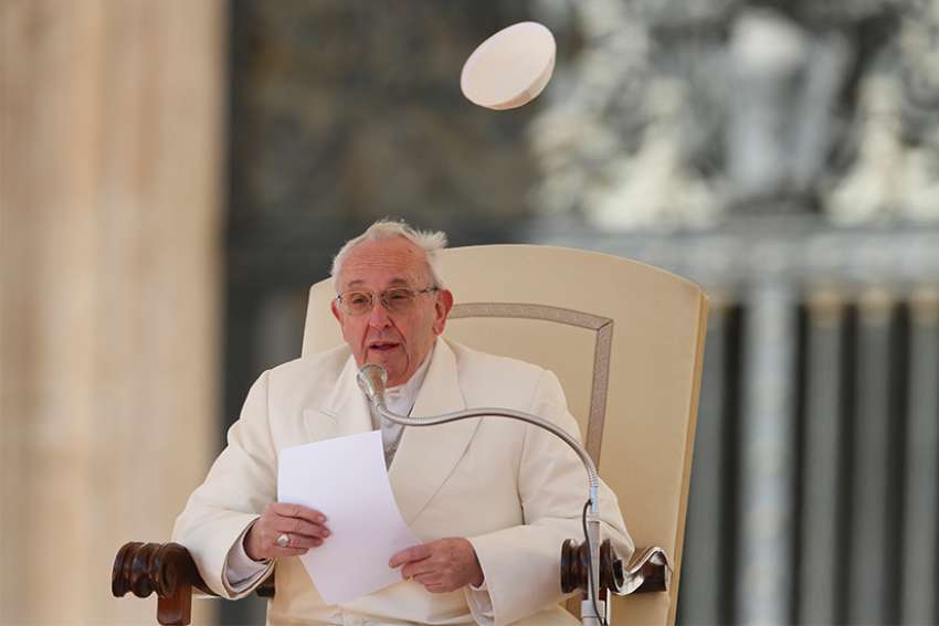 Present in the Eucharist, Jesus transforms those who receive him, Pope says