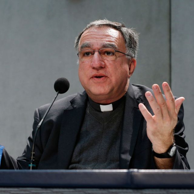 Vatican's English briefer, Father Rosica, sees catechesis in his work 