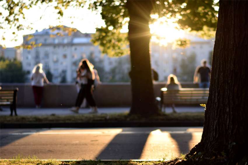 Robert Kinghorn: Encounters on a warm summer evening