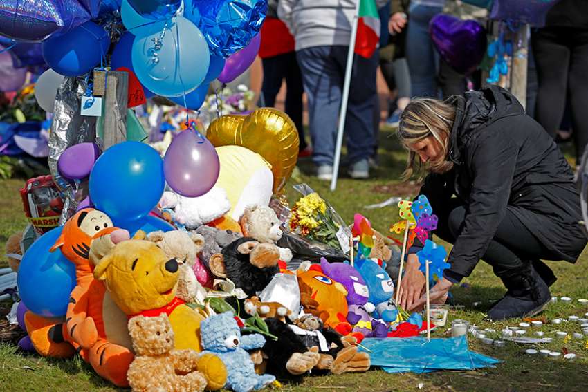 Pope, others mourn death of British toddler Alfie Evans