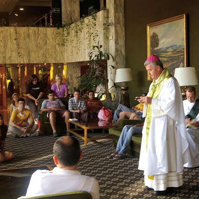 Locked out pilgrims make do with their own WYD closing Mass