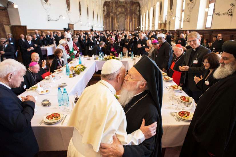 In Assisi, Pope Francis lunches with world refugees