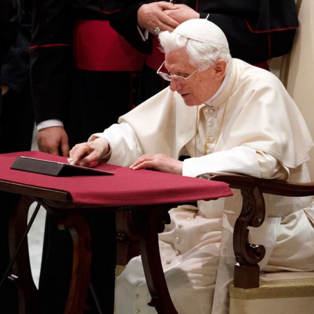 Pope launches Twitter account, tweets to more than 1 million followers 