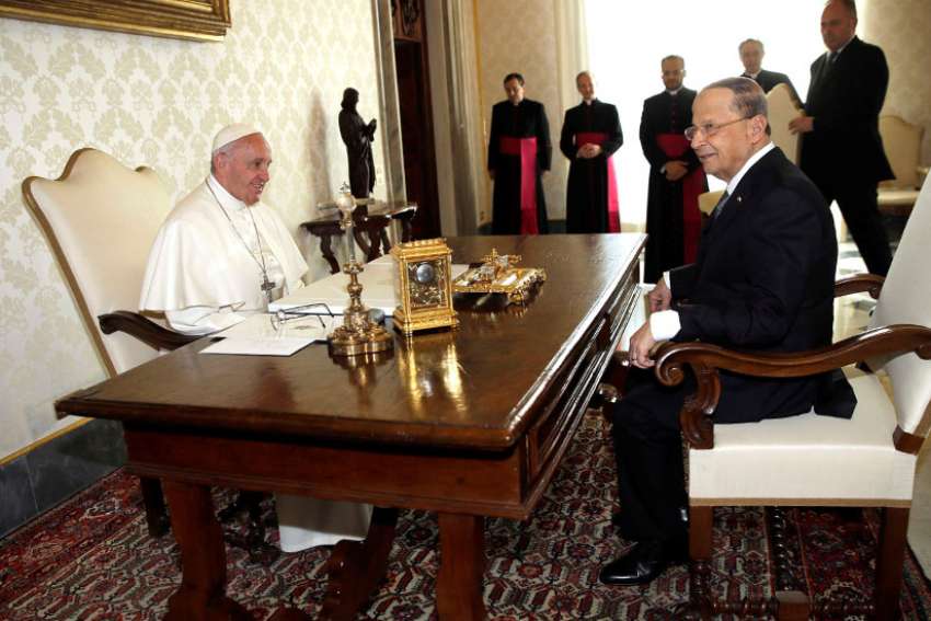 Pope talks Syrian war with Lebanese president at Vatican