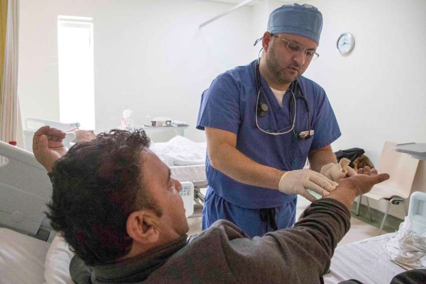 U.S. doctors, nurses treat Syrian refugees for free in Jordan